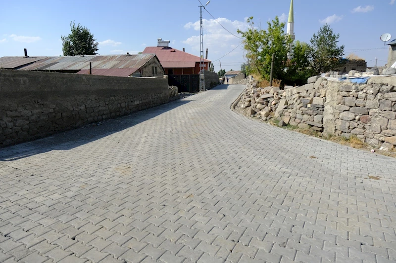 Ağrı’da köy yolları yenileniyor
