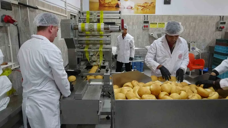 Meslek lisesinde ekmek üretimi, genç ustalar iş başında
