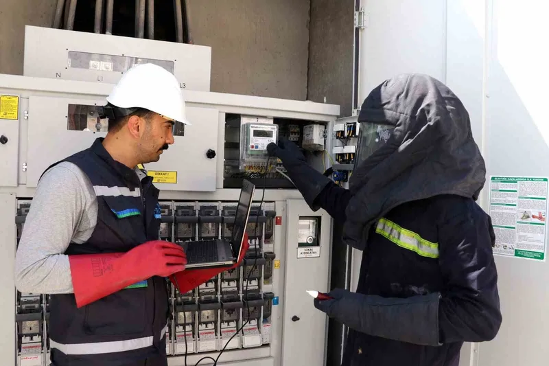 Sayaç okurken para buldu, hiç düşünmeden sahibine ulaştırdı
