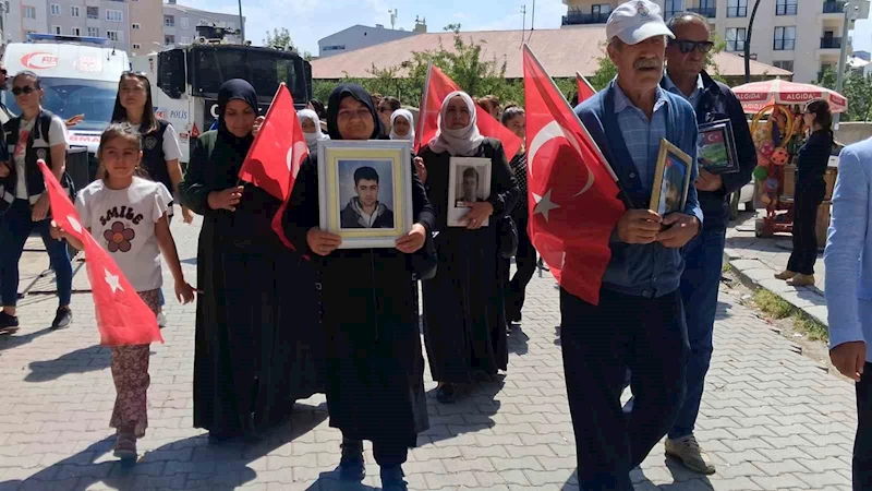 Vanlı anneler evlatlarını bekliyor
