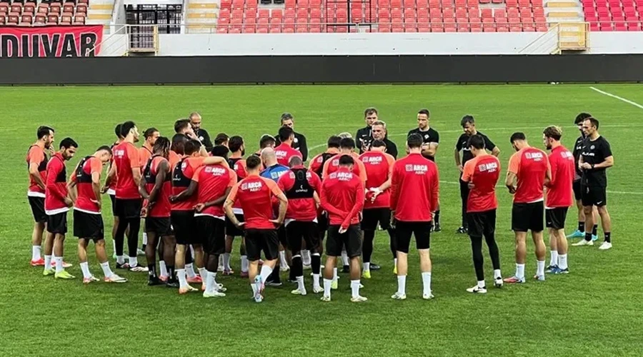Çorum FK, Vanspor FK Maçına Hazırlıklara Başladı: Kırmızı-Siyahlı Ekipte Eksik Kaleci