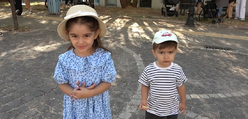 Anne ve babaları içeride ter dökerken çocuklar dışarıda bekledi
