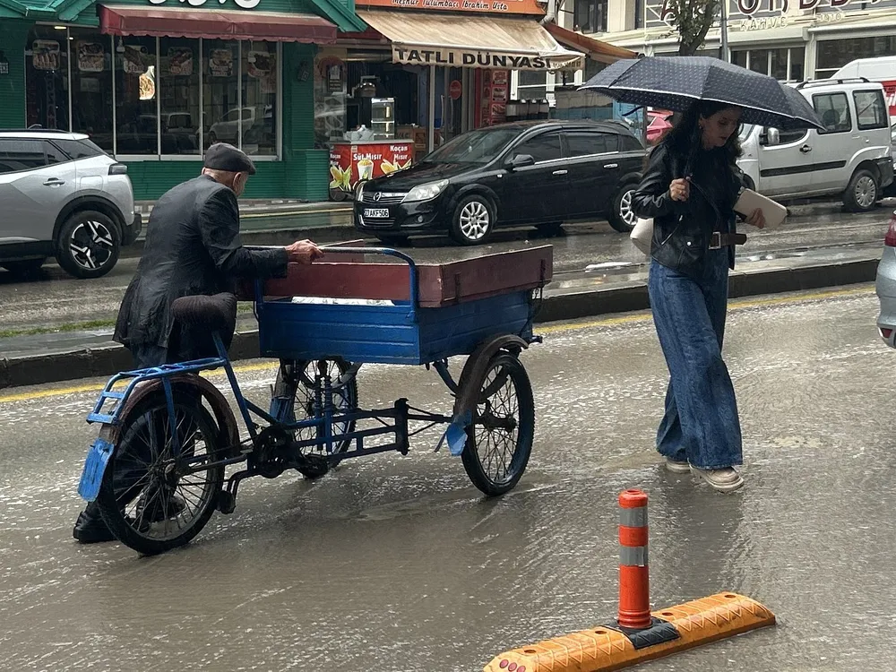Van'da Aniden Bastıran Sağanak Yağış Trafiği Durma Noktasına Getirdi