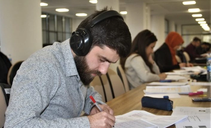 350 bin kitap ve materyalle bölgenin en büyük kütüphanesi 24 saat öğrencilerin hizmetinde