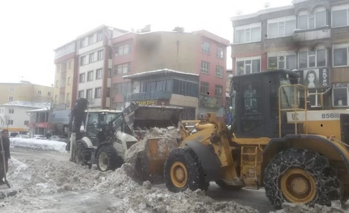 400 kamyon kar kent dışına taşındı