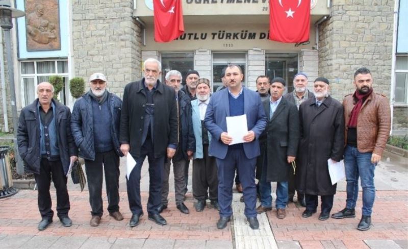 4 yıldır köydeki evine elektrik bağlanmayınca basın açıklaması yaptı