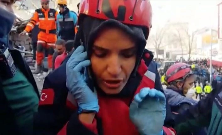 AFAD görevlisinin enkaz altındaki bir kadınla konuşması