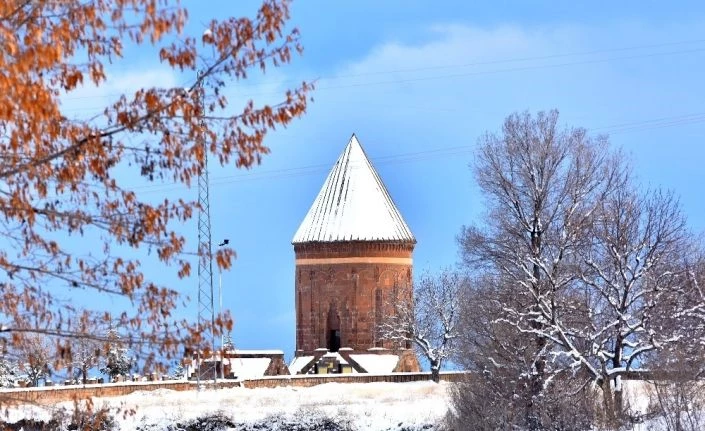 Ahlat Kümbetleri beyaz gelinliğini giydi