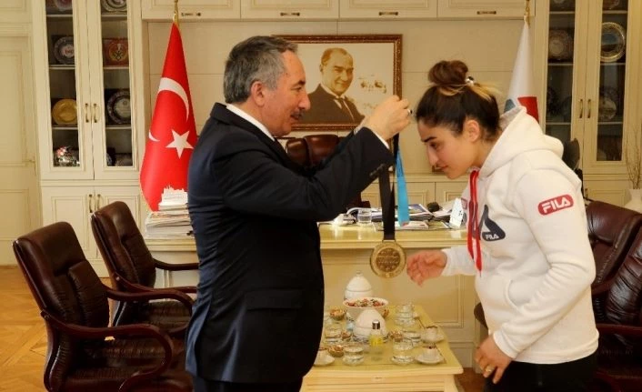 AİÇÜ Rektörü Prof. Dr. Karabulut, şampiyon sporcuyu kutladı