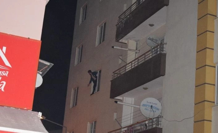 Ailesiyle tartıştı, balkona çıkıp tehditler savurunca polis alarma geçti