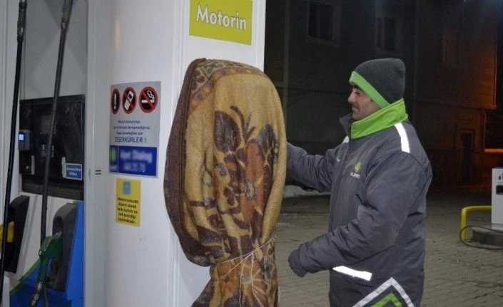 Akaryakıt istasyonunda pompalara battaniyeli koruma