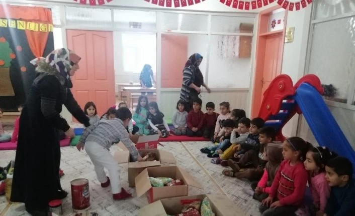 Anaokulu öğrencilerinden ihtiyaç sahibi ailelere erzak desteği
