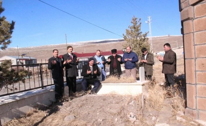 Aşık Yılmaz Şenlikoğlu mezarı başında anıldı