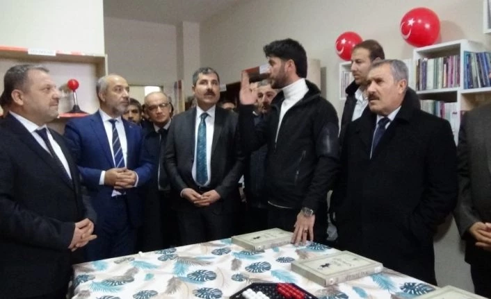 Atık malzemelerden köy okuluna modern kütüphane