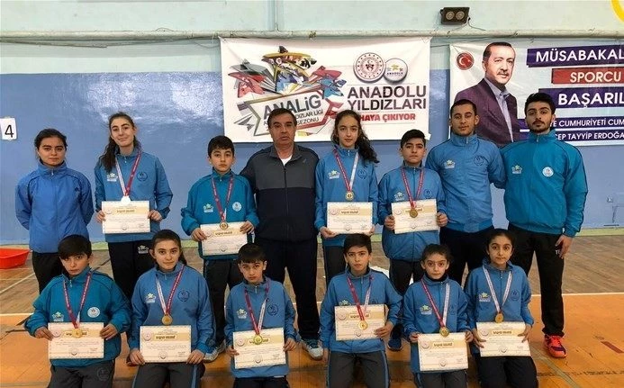 Badmintonda Malatya kız ve erkek takımları birinci oldu