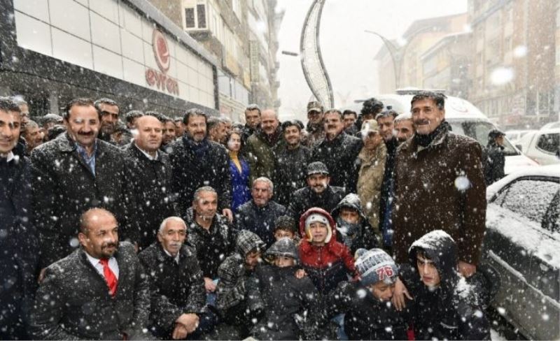 Bakan Soylu kar yağışı altında esnafı ziyaret etti