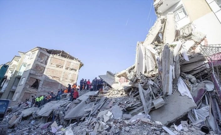 Bakan Turhan: Deprem bölgesinde ulaşımı engelleyecek bir durum söz konusu değil