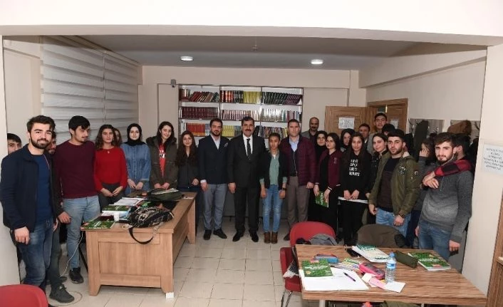 Başkan Asya’dan üniversiteye hazırlanan öğrencilere kaynak kitap desteği