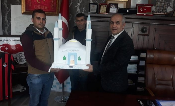 Çaldıran Belediye Başkanı Ensari’ye 3 bin kişilik caminin maketini hediye ettiler
