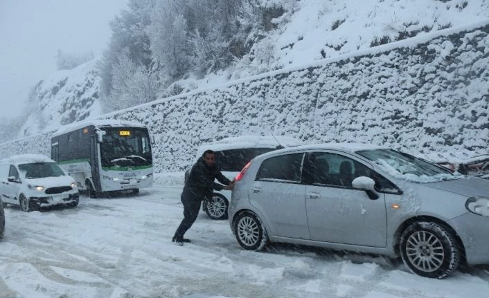 Bitlis’te kar yağışı nedeniyle yaklaşık 500 araç yolda mahsur kaldı