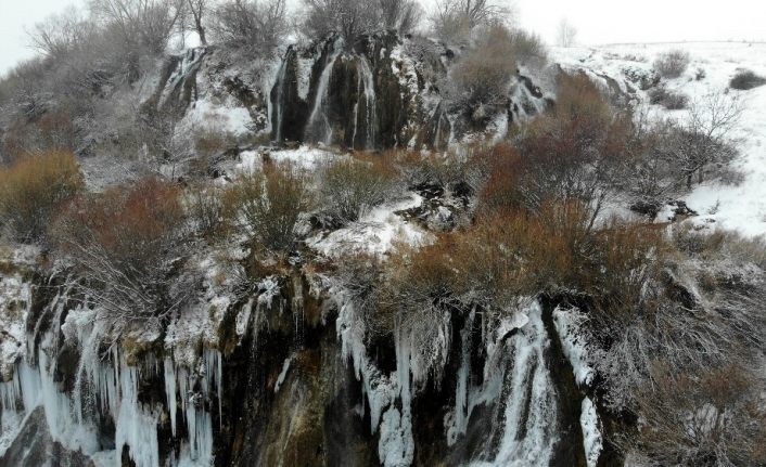 Buz tutan şelale kartpostallık görüntü oluşturdu