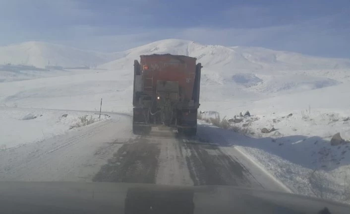 Çaldıran Belediyesinden kırsal mahalle yollarında tuzlama çalışması