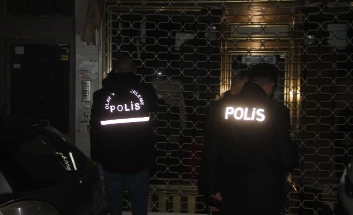 Çilingir yardımıyla girdiği evde annesinin cansız bedeniyle karşılaştı