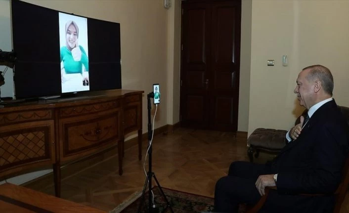 Cumhurbaşkanı Erdoğan bilgi yarışmasına katılan konuşma engelli Gülsüm ile görüştü