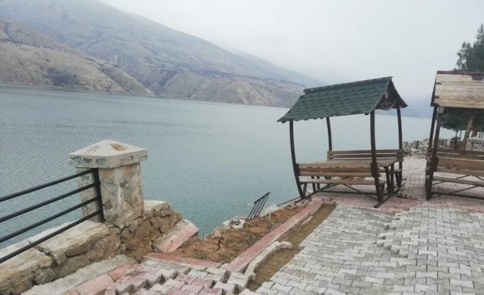 Deprem feribot iskelesini yıktı