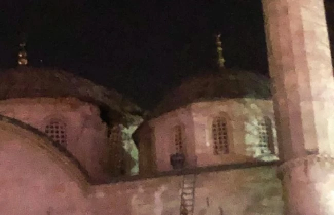 Depremde Yeni Cami hasar gördü