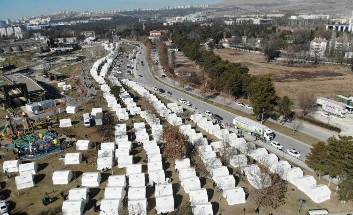 Depremden etkilenen vatandaşlar ‘çadır kentlerde’ yaşıyor