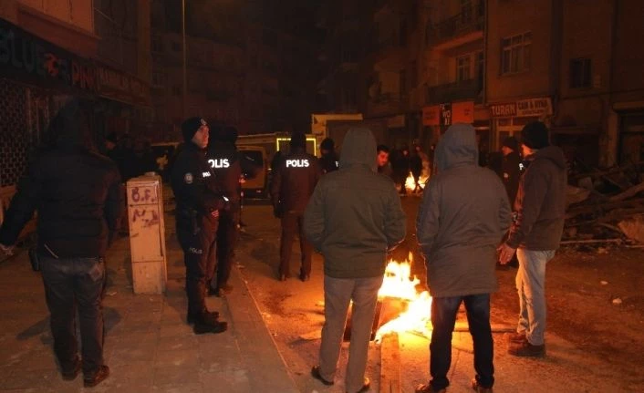 Depremin yaşandığı Elazığ’da vatandaşlar sokaklarda sabahladı