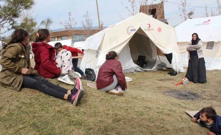 Depremzede anne, 6 çocukla çadırda hayata tutundu