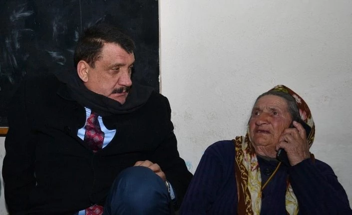 Depremzede Cemile teyzeye Başkan Gürkan sahip çıktı