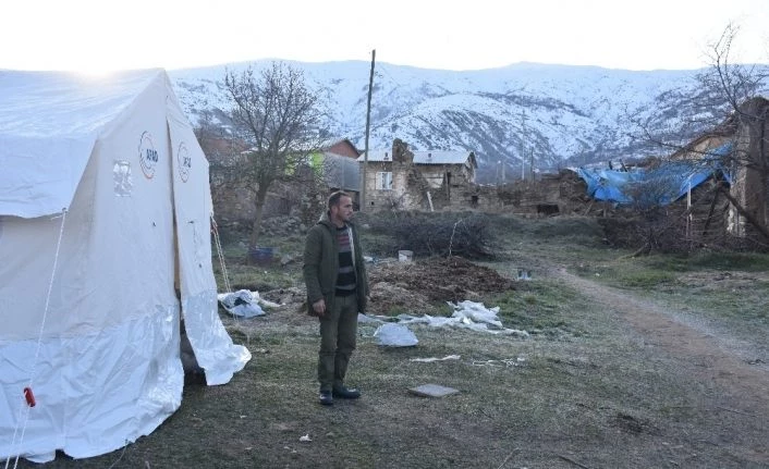 Depremzedeler geceyi çadırda geçiriyor