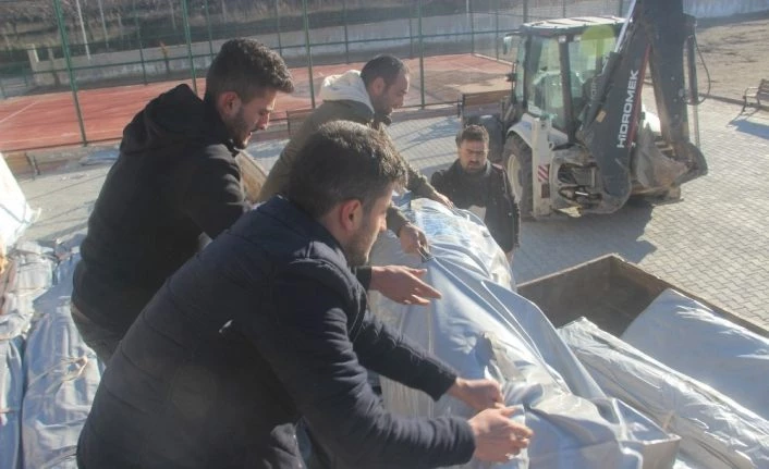 Depremzedelere çadır dağıtılmaya başlandı