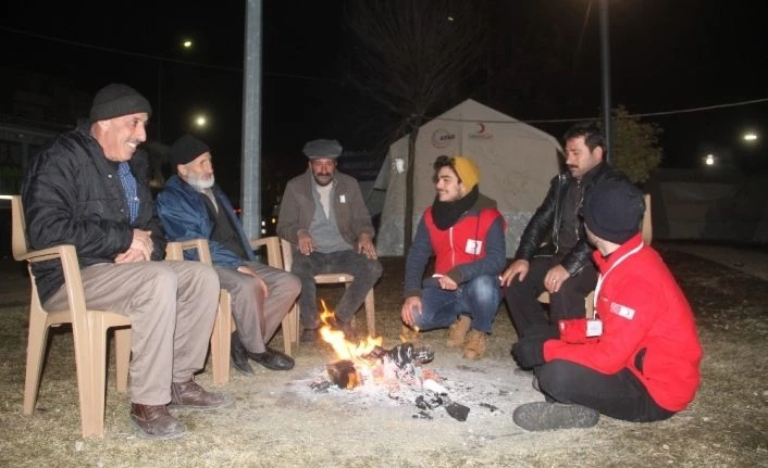 Depremzedelerin çadırlarda gece yaşantısı