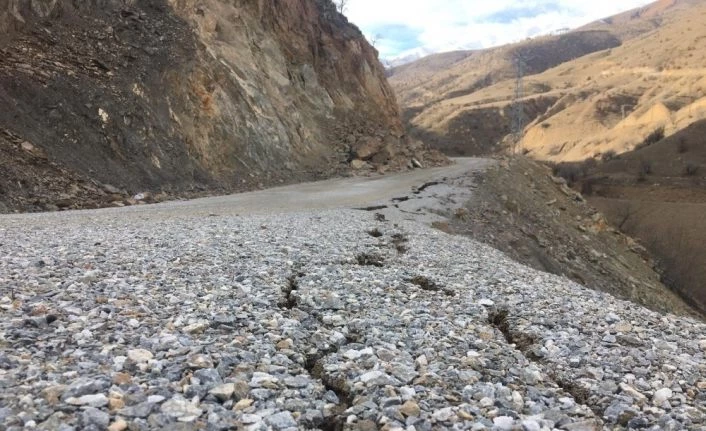 Dev kaya parçaları depremden sonra yolu kapattı