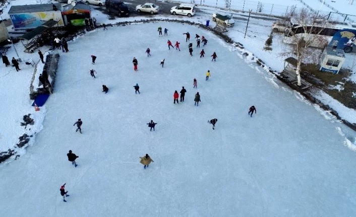 Donan süs havuzunda eksi 10 derecede paten yapıyorlar