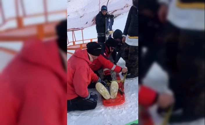 Düşerek yaralanan kayakçı hastaneye kaldırıldı