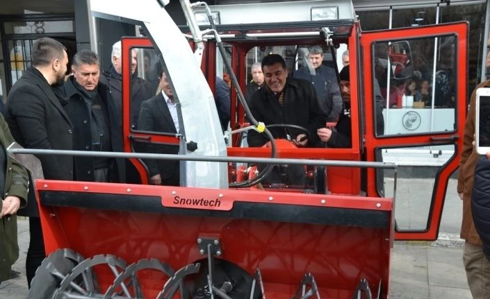 Efeler’den Ardahan’a kar küreme aracı hibe edildi