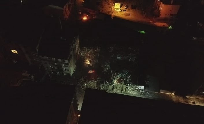 Elazığ’da ağır hasarlı binaların  yıkımı  geceleri de devam ediyor