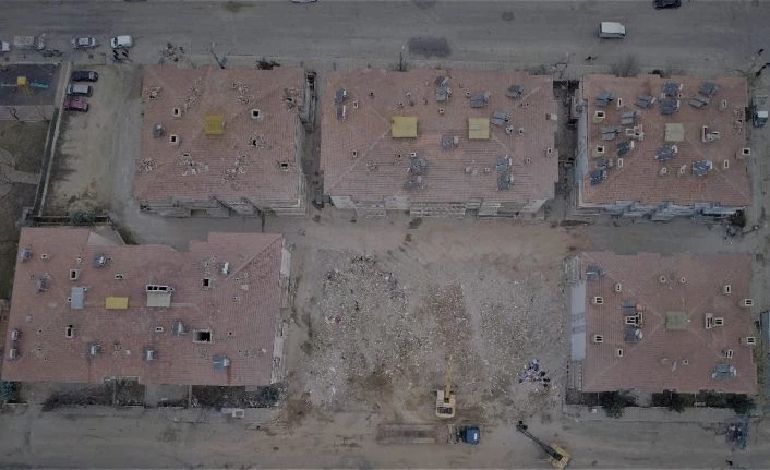 Elazığ’da depremle çöken binalarda enkaz kaldırma çalışmaları