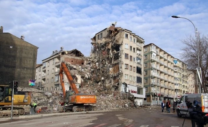 Elazığ’da hasarlı binalarda yıkım çalışmaları sürüyor
