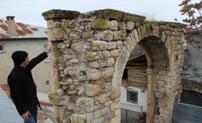 Elazığ’ın Kovancılar ilçesi Yazıbaşı köyünde 115 yıl önce yapılan  Alibeyköy Konağı yok olmak üzere