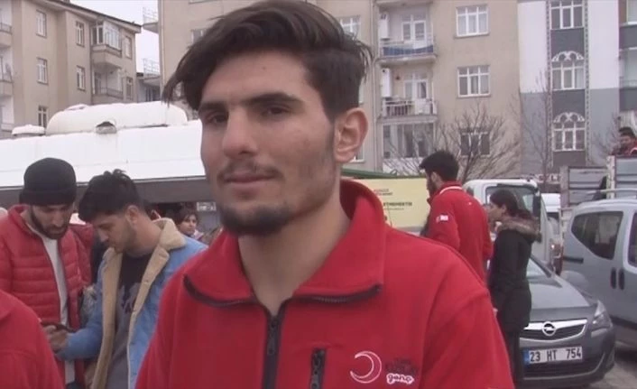 Elleriyle kazdığı enkazdan iki yaralı kurtaran Suriyeli Mahmud, Kızılay gönüllüsü oldu