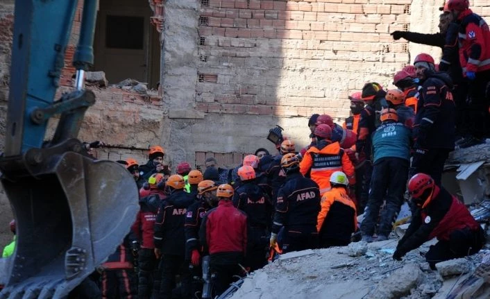 Enkazdan 14 saatin ardından bir kadın daha sağ çıkarıldı