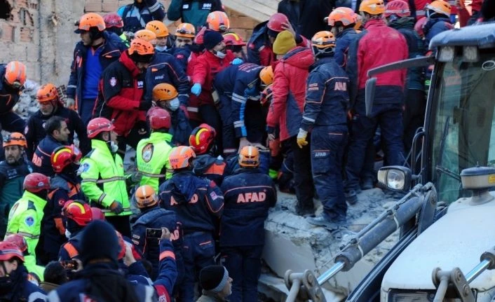 Enkazdan 15 saatin ardından 1 kişi daha sağ çıkarıldı