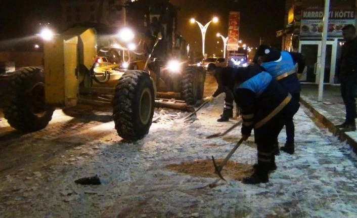 Erciş Belediyesinden eksi 10 derecede kar temizliği