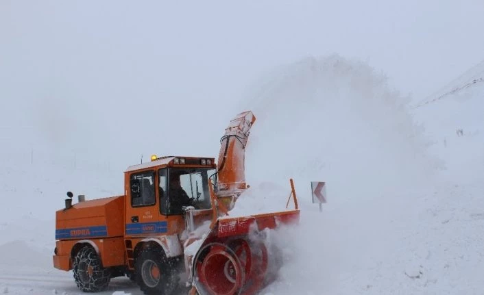 Erzincan’da kar ve tipi 200 köy yolunu ulaşıma kapadı
